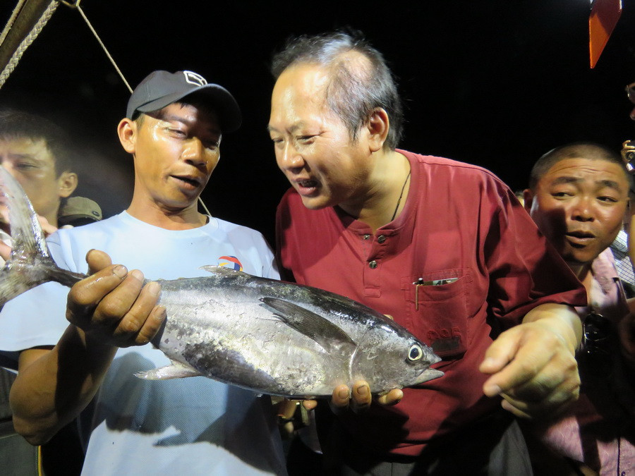 Bộ trưởng Trương Minh Tuấn mua cá ngừ được chứng minh nguồn gốc. (Ảnh: Thành-Thọ/Vietnam+)