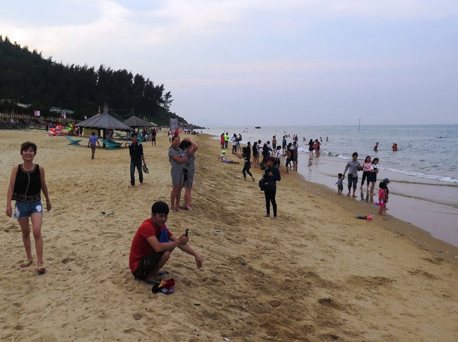 Nhiều du khách trong và ngoài tỉnh đến tắm biển Thiên Cầm trong chiều 30/4. (Ảnh: Phan Quân/TTXVN)