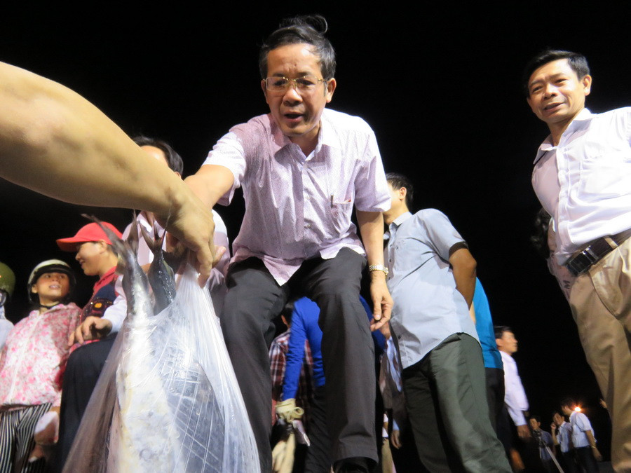 Tiếp theo Bộ trưởng nhiều người dân cùng như lãnh đạo, cán bộ tỉnh Quảng Bình đã mua nhiều cá của chủ tàu Nguyễn Nhật Linh. (Ảnh: Thành-Thọ/Vietnam+)