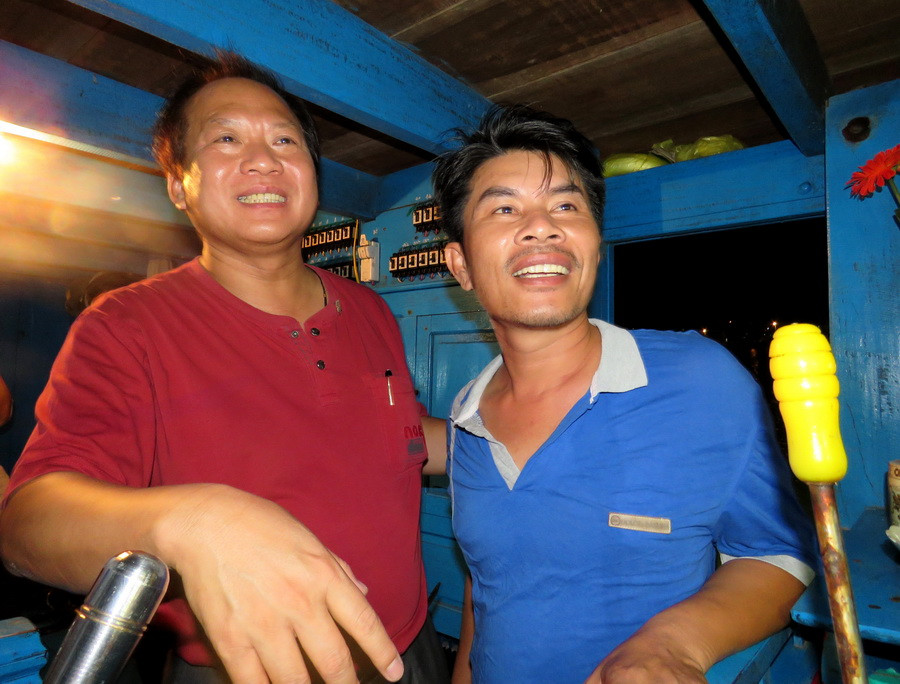 Bộ trưởng Thông tin truyền thông Trương Minh Tuấn đã vào cabin tàu chúc mừng chủ tàu Nguyễn Nhật Linh có hải sản được chứng thực nguồn gốc. (Ảnh: Thành-Thọ/Vietnam+)