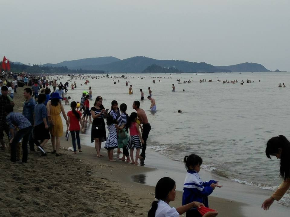 Trong khi đó tại Cửa Lò, theo ghi nhận của phóng viên VietnamPlus, lượng du khách đổ về đây tắm biển trong ngày 30/4 cũng rất đông. Để chứng minh nước biển hoàn toàn sạch, ông Doãn Tiến Dũng - Chủ tịch UBND Thị xã Cửa Lò (Nghệ An) cũng đã xuống tắm biển cùng người dân.