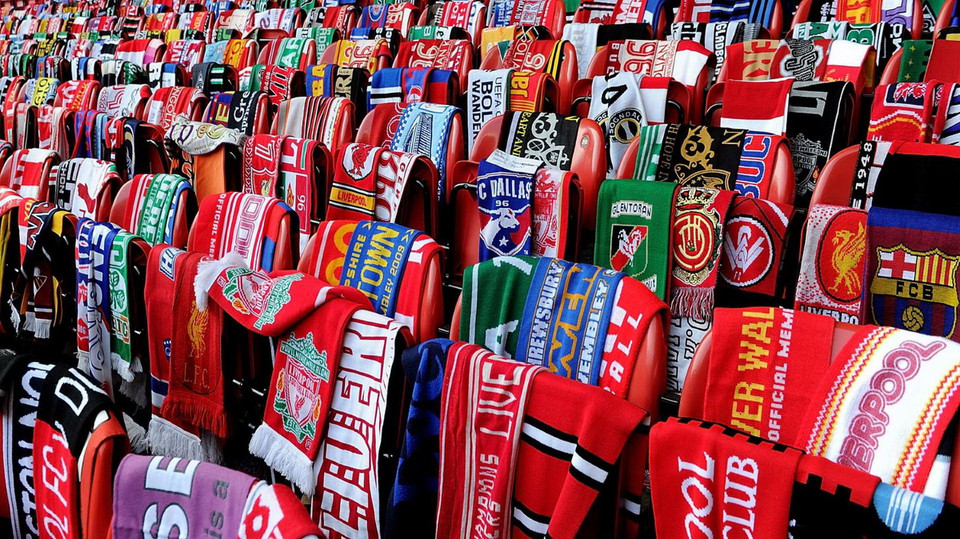 Hàng ngàn chiếc khăn của câu lạc bộ Liverpool tại sân vận động Anfield để tượng niệm 25 năm ngày xảy ra thảm họa Hillsborough làm 96 cổ động viên Liverpool (Anh) thiệt mạng. (Nguồn: Getty Images)