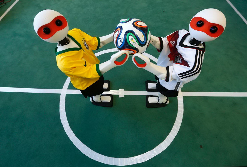 Các robot tham gia một trận đấu để hưởng ứng World Cup 2014. Đây là sản phẩm của Viện Khoa học máy tính thuộc Đại học Bonn. (Nguồn: Reuters)