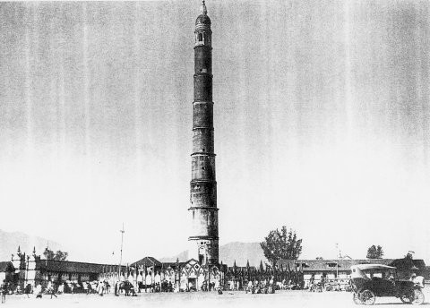 Tháp 9 tầng Dharahara, được xây dựng lần đầu tiên vào năm 1832. Nó từng trải qua trận động đất năm 1934. 