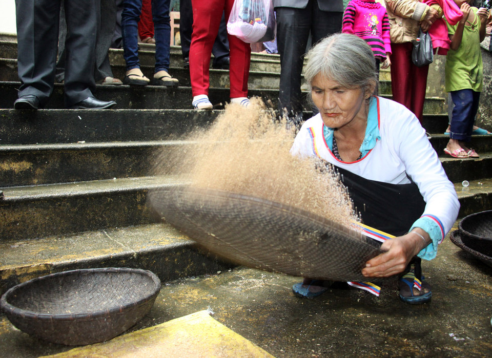 Phần thi nảy thóc. (Ảnh: Vĩnh Trọng/TTXVN) 