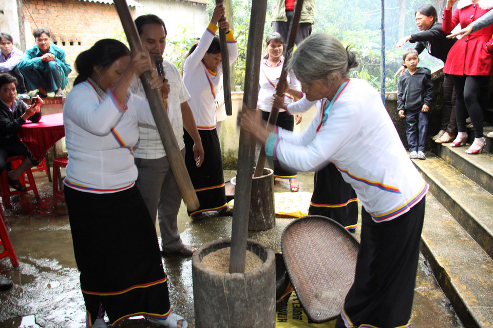 Thi giã gạo, nghi thức không thể thiếu trong Tết Ngã rạ của đồng bào Cor. (Ảnh: Vĩnh Trọng/TTXVN) 