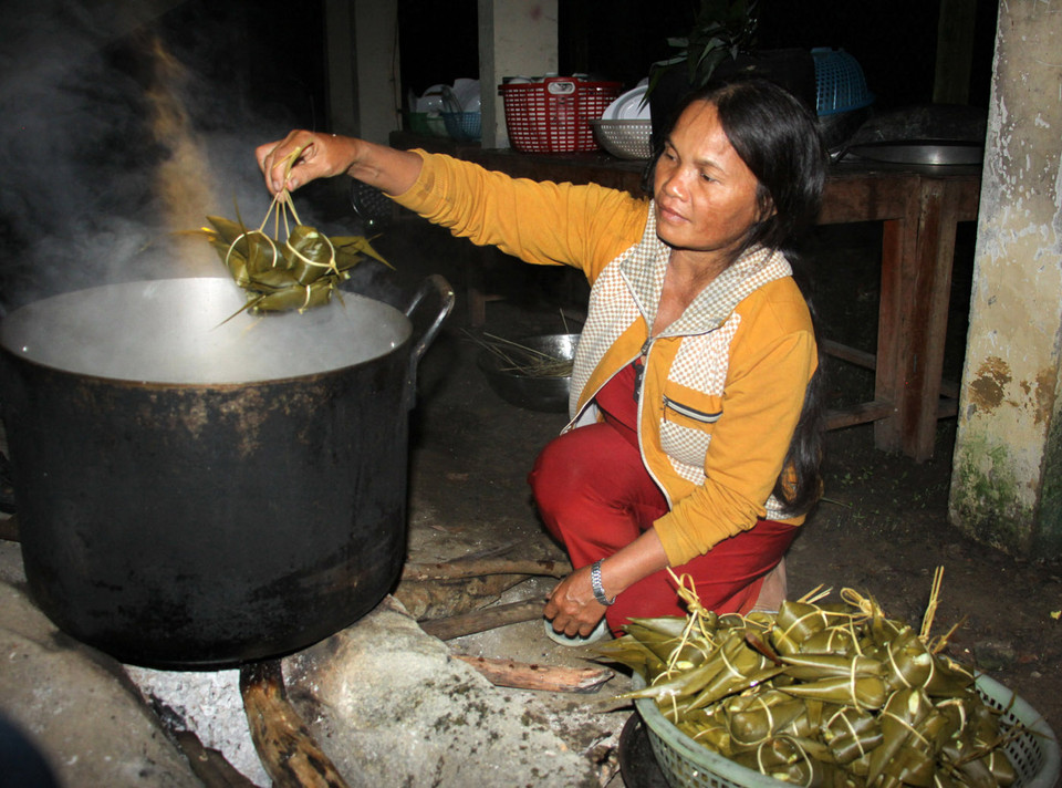 Bánh lá đót được vớt ra sau khoảng một giờ nấu chín. (Ảnh: Vĩnh Trọng/TTXVN) 