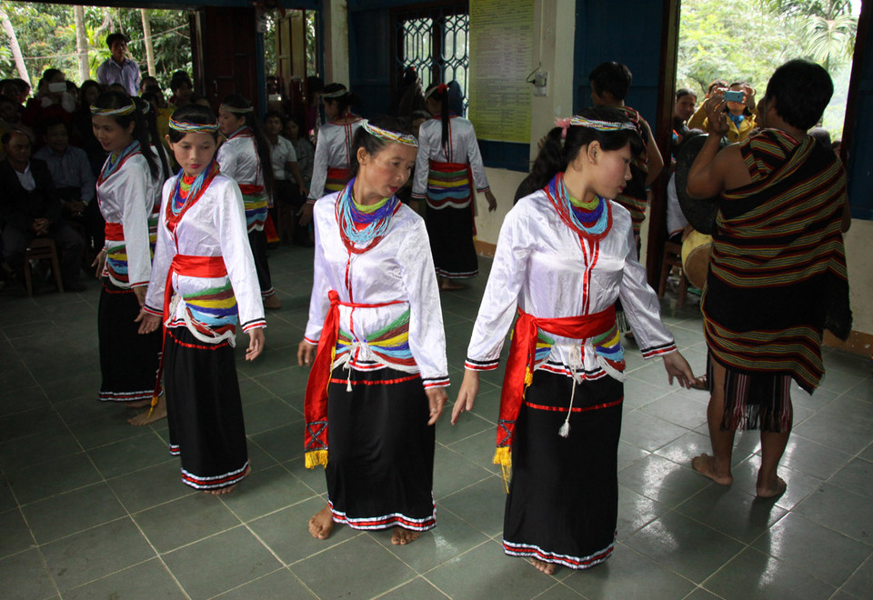 Nghi lễ đánh chiêng và múa cà đáo. (Ảnh: Vĩnh Trọng/TTXVN) 