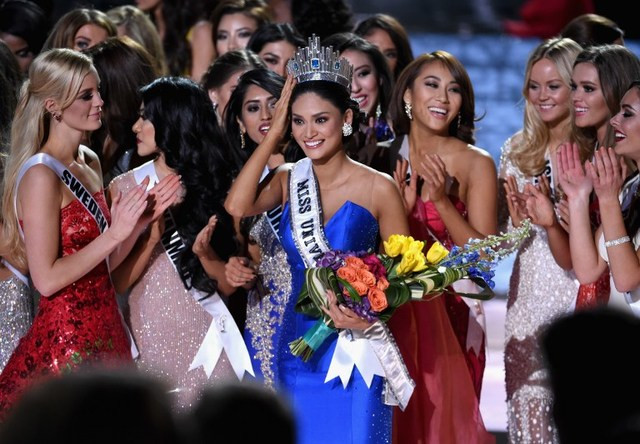 Giây phút đăng quang của Hoa hậu hoàn vũ 2015 người Philippines Pia Alonzo Wurtzbach. (Nguồn: rappler)