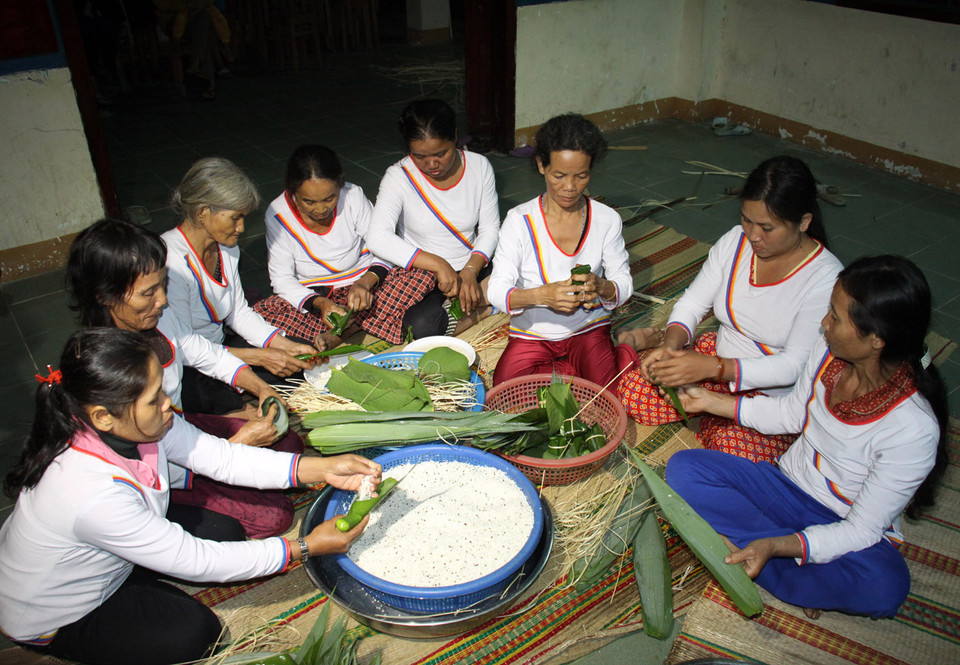 Phụ nữ Cor gói bánh lá đót. (Ảnh: Vĩnh Trọng/TTXVN) 