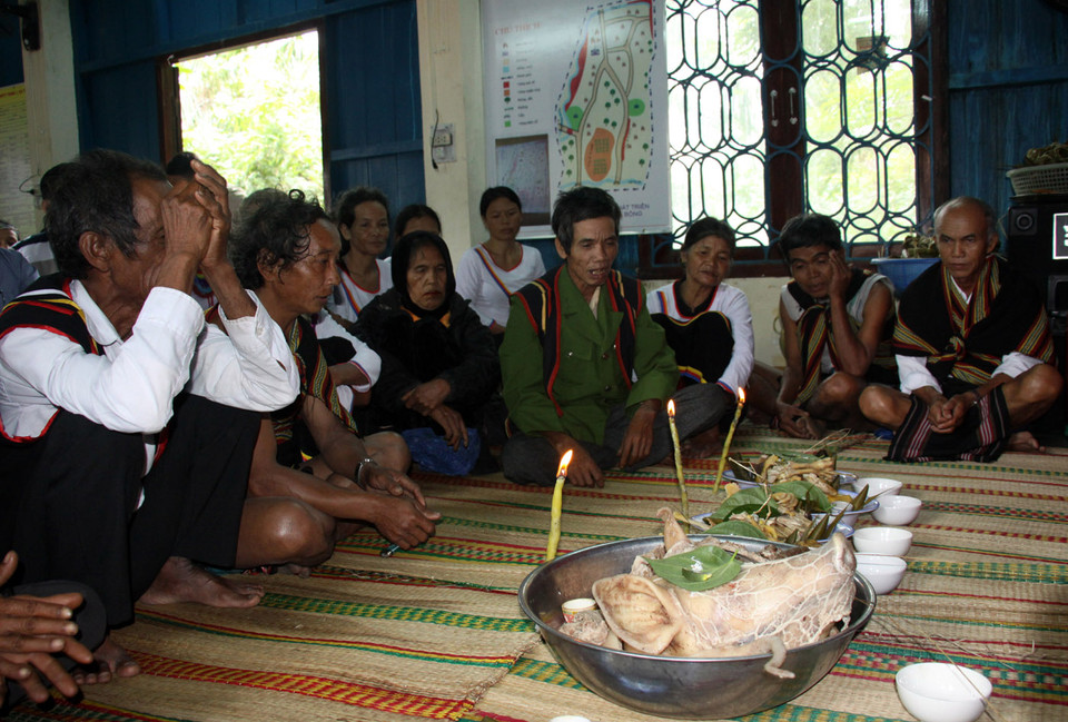 Nghi lễ cúng chín. (Ảnh: Vĩnh Trọng/TTXVN) 