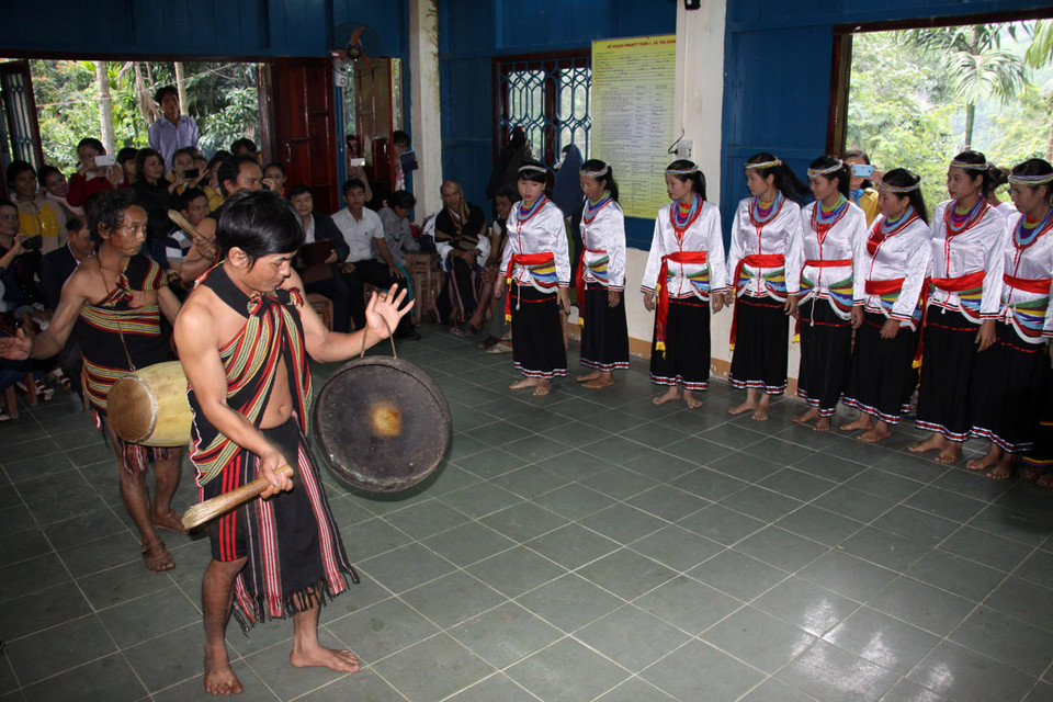Nghi lễ đánh chiêng và múa cà đáo. (Ảnh: Vĩnh Trọng/TTXVN) 