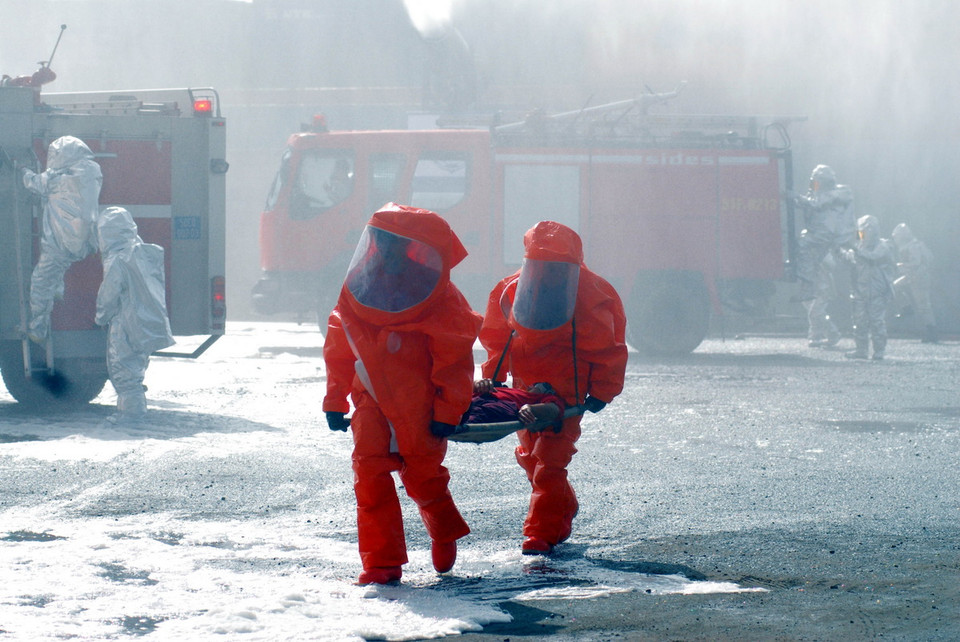 Hơn 1.200 chiến sỹ phòng cháy chữa cháy thuộc 15 đơn vị với 135 phương tiện chữa cháy được huy động để tham gia xử lý, ứng cứu sự cố. (Ảnh: Mạnh Linh/TTXVN)