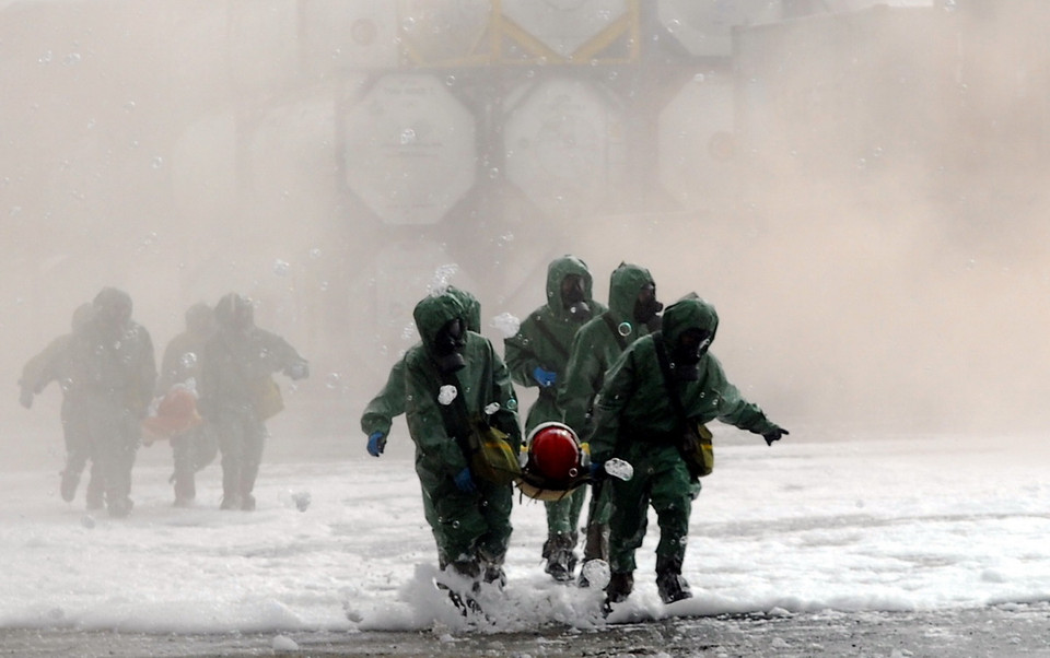 Diễn tập công tác cứu hộ cứu nạn các nạn nhân bị thương trong sự cố rò rỉ hóa chất. (Ảnh: Mạnh Linh/TTXVN)