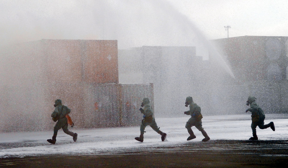 Các lực lượng ứng phó với sự cố rò rỉ hóa chất được điều đến hiện trường. (Ảnh: Mạnh Linh/Vietnam+)