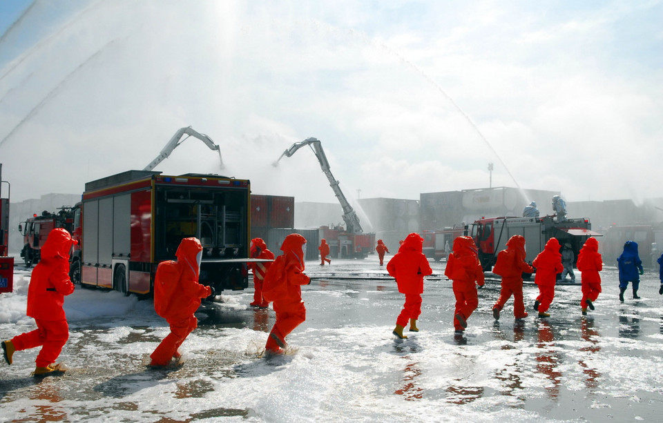 Các lực lượng ứng phó với sự cố rò rỉ hóa chất được điều đến hiện trường. (Ảnh: Mạnh Linh/Vietnam+)