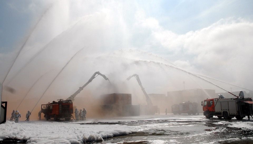 Diễn tập tình huống cơn bão số 13 làm hàng hóa trong các container ở cảng Cát Lái bị xô lệch, đổ vỡ, sau khi sắp xếp vào kho bãi, hóa chất trong các container bị rò rỉ và gây cháy. (Ảnh: Mạnh Linh/TTXVN)