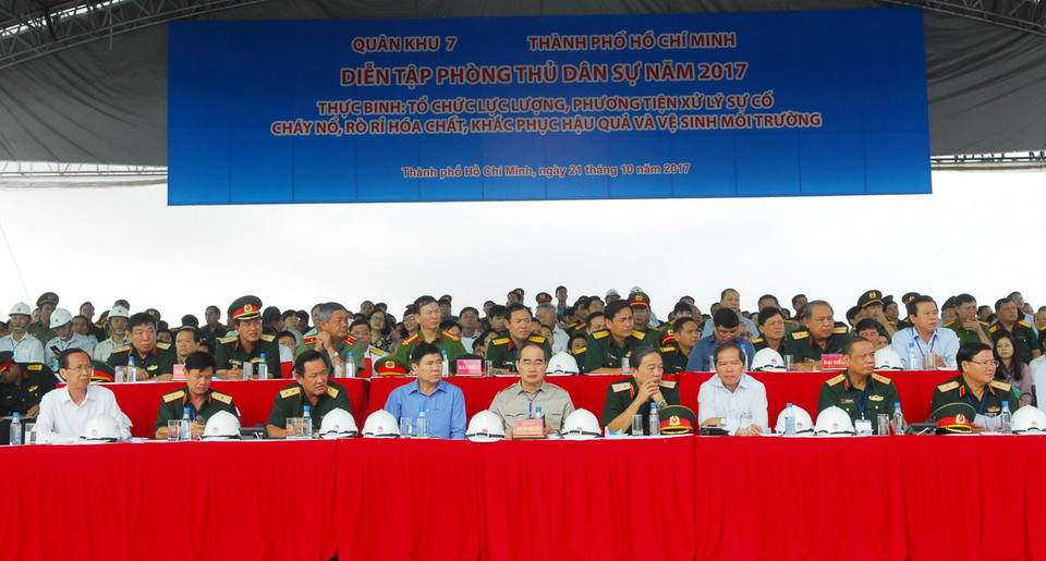 Lãnh đạo Thành phố Hồ Chí Minh cùng các đơn vị liên quan tham dự diễn tập. (Ảnh: Mạnh Linh/TTXVN)