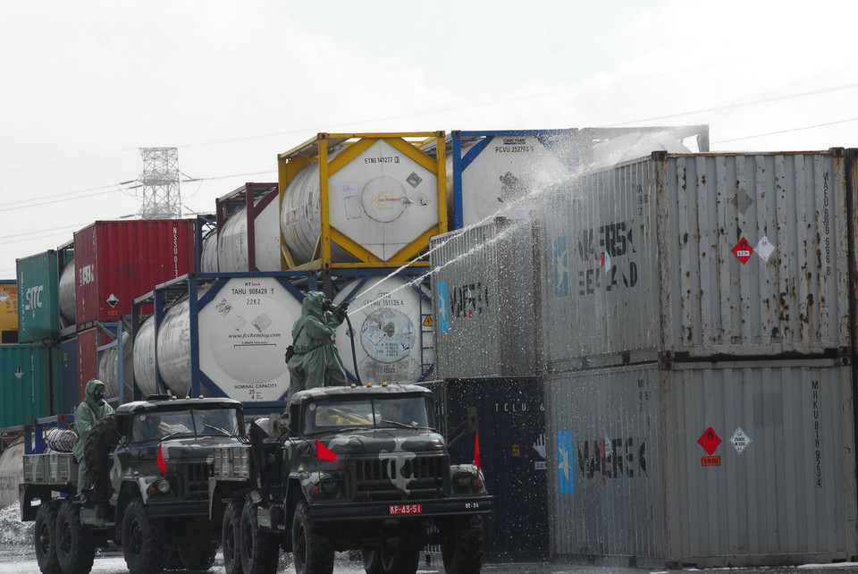 Tiểu đoàn phòng hóa quân đội tham gia xử lý hóa chất. (Ảnh: Mạnh Linh/TTXVN)