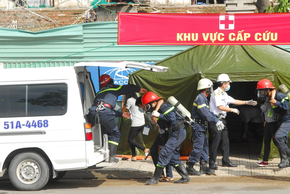  Công tác cứu hộ cứu nạn các nạn nhân bị thương. (Ảnh: Mạnh Linh/TTXVN)