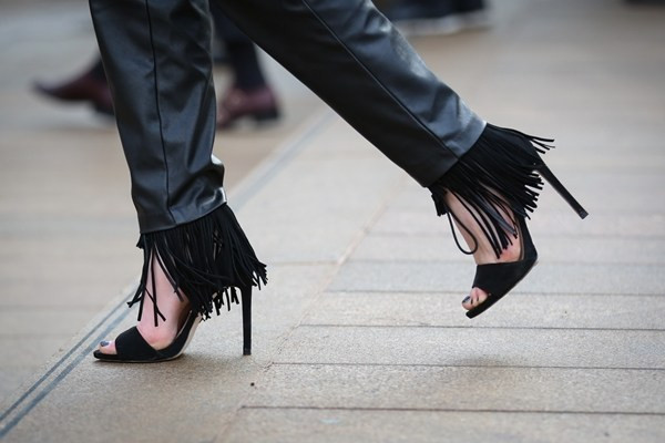 Một thiết kế sandals cao gót khác hấp dẫn không kém từ Zara với chi tiết tua rua cuốn hút.