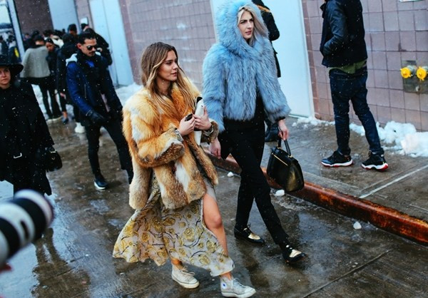 Các quý cô sành điệu trong những thiết kế áo khoác lông mang những phong cách khác nhau, khiến đường phố New York trở nên sinh động hơn.
