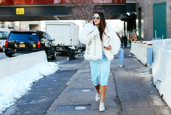 Tina Leung diện áo choàng lông gam màu trắng cùng chân váy bút chì màu xanh dương nhạt.