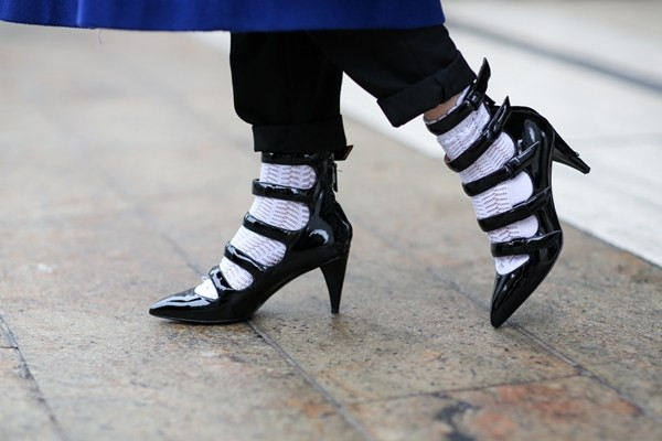Những đôi giày cao gót độc đáo khiến trang phục tăng thêm phần sắc sảo.