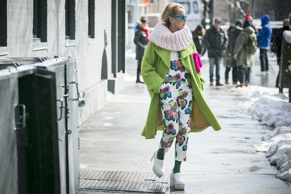 Một sự kết hợp hết sức thú vị giữa họa tiết hoa hồng, tông màu xanh lá mạ và túi xách màu hồng hoa vân anh (fuchsia). 