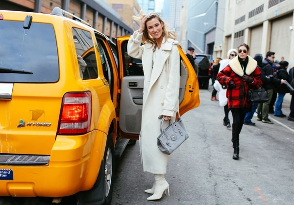 Lauren Remington Platt diện cả cây trắng (white on white) và chọn túi xách màu ghi sáng của Ralph Lauren làm điểm nhấn.