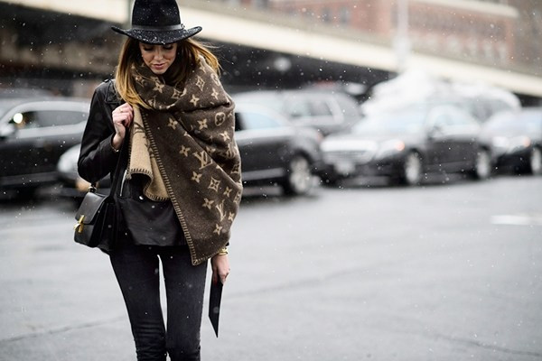 Fashionista người Italy - Chiara Ferragni 'đổi gió' với trang phục toàn đen. Chiếc khăn choàng cỡ lớn của Louis Vuitton là điểm nhấn cho tổng thể trang phục. (Áo khoác da: Acne Studios; Túi: Céline; Mũ: Pendleton; Quần jeans: Redun)