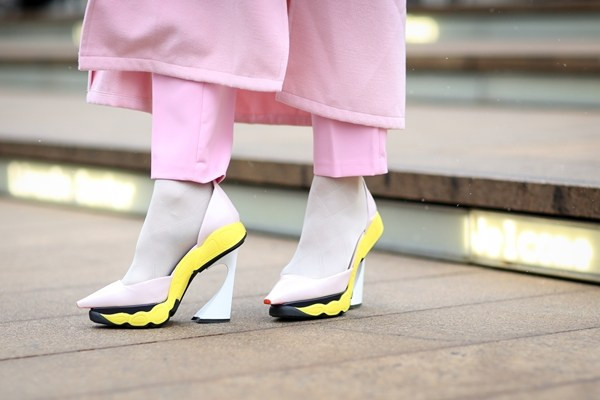 Sneaker heels, phép cộng giữa giày cao gót và giày sneakers của Dior.