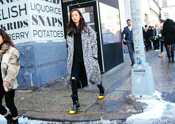 Màu ghi xám là một trong những lựa chọn được ưu tiên hàng đầu. Trong ảnh là người mẫu Fei Fei Sun diện boots của Miu Miu.