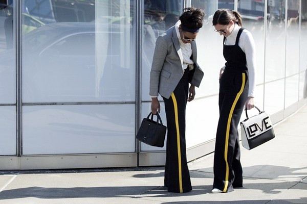 Túi xách cũng là một trong những phụ kiện không thể thiếu để hoàn thiện phong cách cho các tín đồ khi tham gia 'sàn diễn đường phố.'