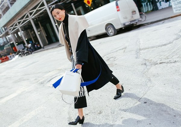 Fashionista đa tài Lily Kwong thời thượng với áo khoác của Altuzarra và túi xách 3.1 Phillip Lim.