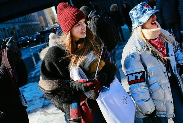 Thời tiết lạnh giá ở New York rất thích hợp để diện các thiết kế áo khoác khổ lớn, áo choàng từ chất liệu lông, len hay có lớp lót 'siêu' dày. (Ảnh trái: áo choàng của Burberry; ảnh phải: áo khoác của DKNY)