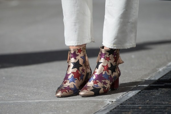 Đôi boots ngắn cổ với họa tiết sao nhiều màu sắc này 'xuất xứ' từ bộ sưu tập Xuân Hè 2015 của Tommy Hilfiger.