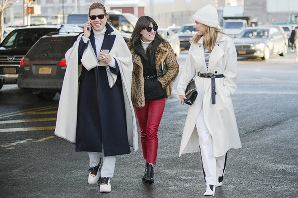 Những thiết kế áo khoác dáng dài với những điểm nhấn nhá đa dạng ngập tràn trên đường phố New York trong khuôn khổ Tuần lễ Thời trang Thu Đông 2015.