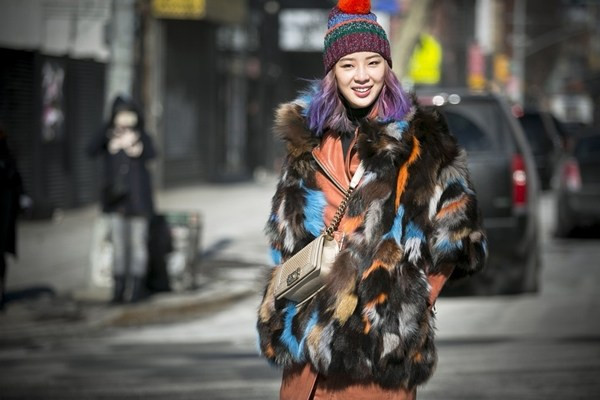 Siêu mẫu Hàn Quốc Irene Kim 'ghi điểm' với mái tóc nhuộm ombre (tán sắc) và áo choàng lông đa màu sắc