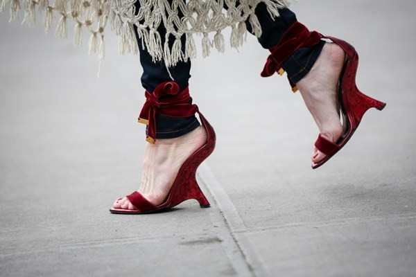Những đường cong quyến rũ từ phom dáng thiết kế wedge sandals (sandals đế xuồng cách điệu) của Tom Ford.