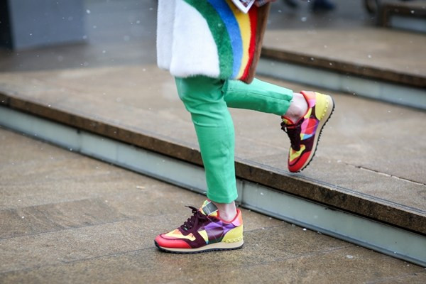 Những sắc màu vui nhộn của đôi giày thể thao Valentino là lựa chọn hoàn hảo để nổi bật trên đường phố New York.