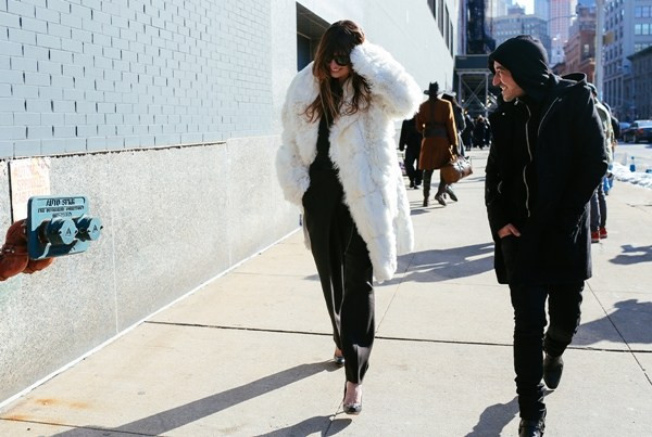 Bên cạnh những mẫu áo khoác dáng dài, áo khoác và áo choàng lông cũng rất được lòng các quý cô. Trong ảnh trên, Caroline de Maigret chọn áo khoác lông trắng làm tăng thêm nét sang trọng cho trang phục mang cảm hứng menswear (trang phục nam giới) tuyền đen.