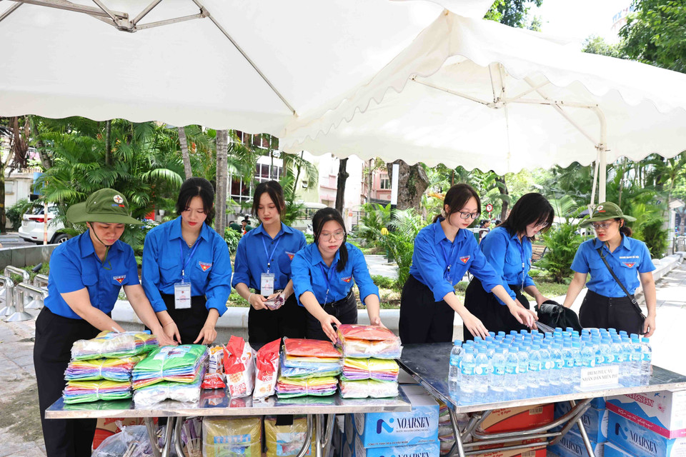 Tại các chốt trực, Thành đoàn đều bố trí điểm phục vụ miễn phí, cung cấp nước uống, đồ ăn nhẹ, quạt giấy, ô dù, áo mưa… cho người dân đến tiễn đưa Tổng Bí thư Nguyễn Phú Trọng. (Ảnh: Minh Đức/TTXVN)