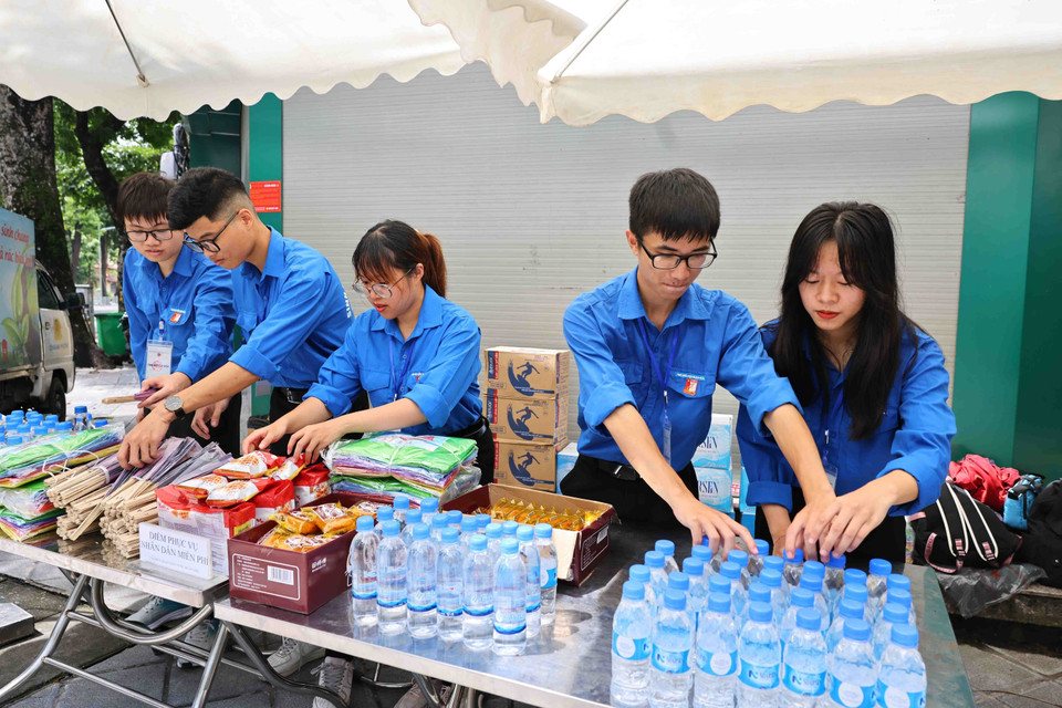 Tại các chốt trực, Thành đoàn đều bố trí điểm phục vụ miễn phí, cung cấp nước uống, đồ ăn nhẹ, quạt giấy, ô dù, áo mưa… cho người dân đến tiễn đưa Tổng Bí thư Nguyễn Phú Trọng. (Ảnh: Minh Đức/TTXVN)