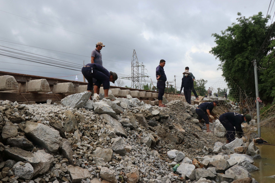 Mưa lũ làm hư hỏng gần 30m đường ray tàu hỏa ở khu vực giữa thôn Trì Bình và thôn Đông Bình tại huyện Bình Sơn (Quảng Ngãi). (Ảnh: Sỹ Thắng/TTXVN)