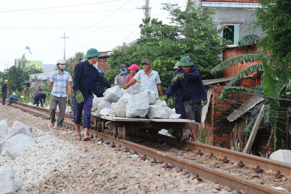 Nỗ lực sửa chữa đoạn đường sắt bị hỏng. (Ảnh: Sỹ Thắng/TTXVN)