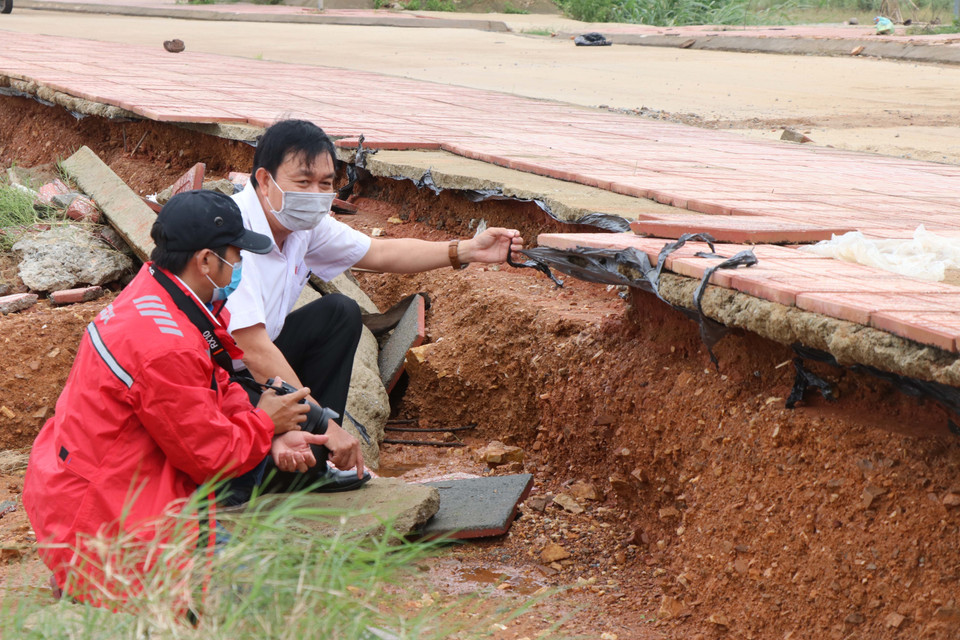Vỉa hè và mái taluy đường ĐH 01 ở xã Bình Minh, huyện Bình Sơn (Quảng Ngãi) bị sạt lở nghiêm trọng. (Ảnh: Sỹ Thắng/TTXVN)