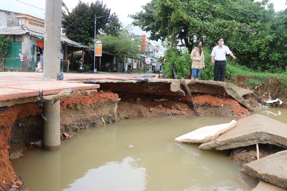 Nhiều công trình bị sạt lở, hư hỏng nghiêm trọng. (Ảnh: Sỹ Thắng/TTXVN)