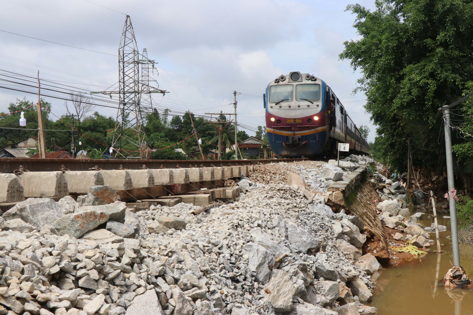 Hiện các đoàn tàu có thể lưu thông tạm thời khi qua đoạn đường sắt này. (Ảnh: Sỹ Thắng/TTXVN)