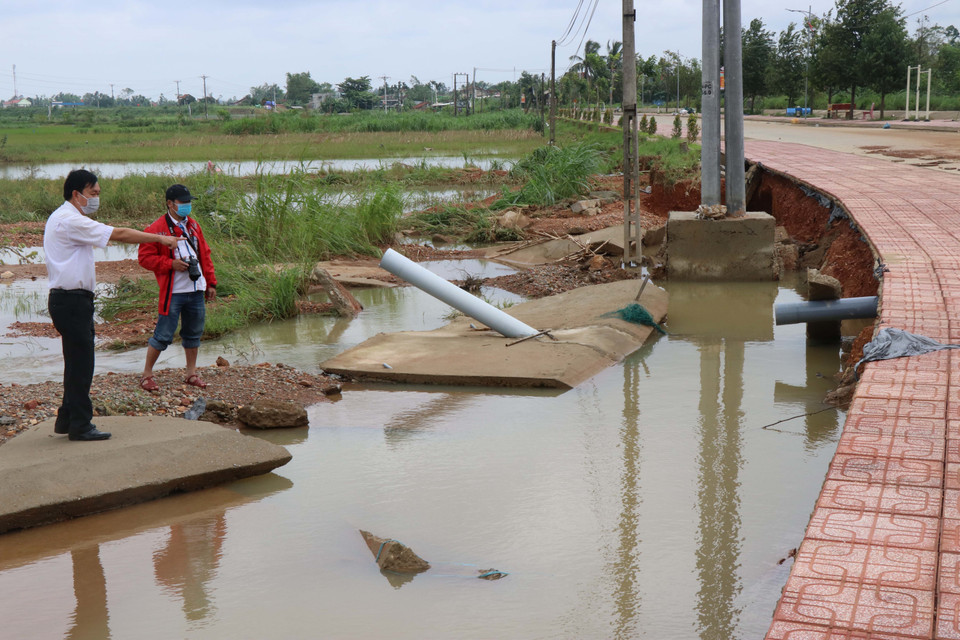 Huyện Bình Sơn (Quảng Ngãi) chịu nhiều thiệt hại sau khi lũ qua đi. (Ảnh: Sỹ Thắng/TTXVN)